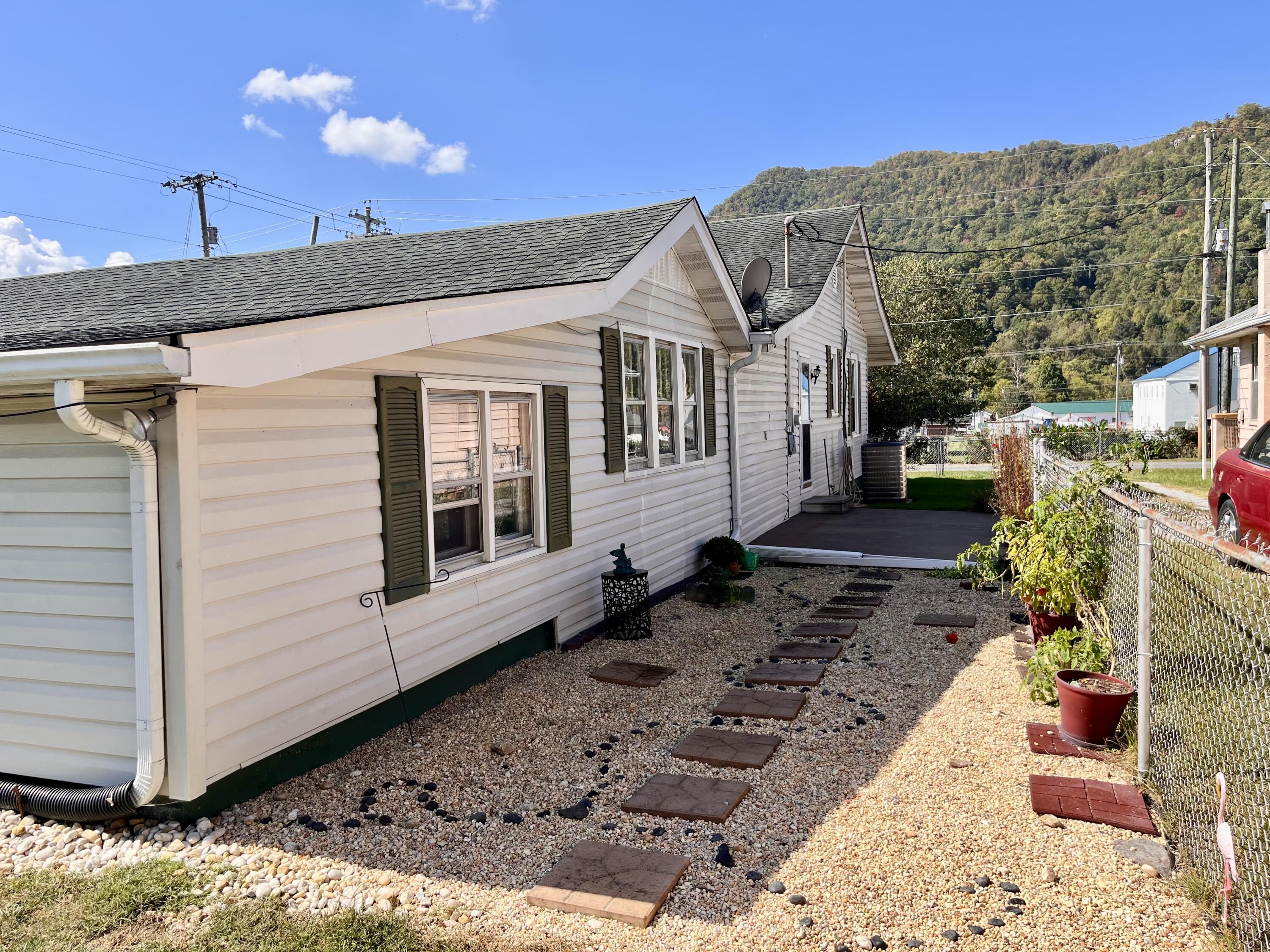 417 2nd Avenue Hampton, TN 37658 - Photo 8 of 44 IMG_5201