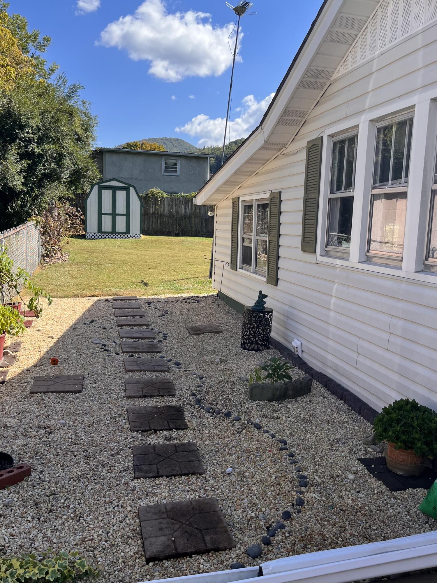 417 2nd Avenue Hampton, TN 37658 - Photo 9 of 44 IMG_5200