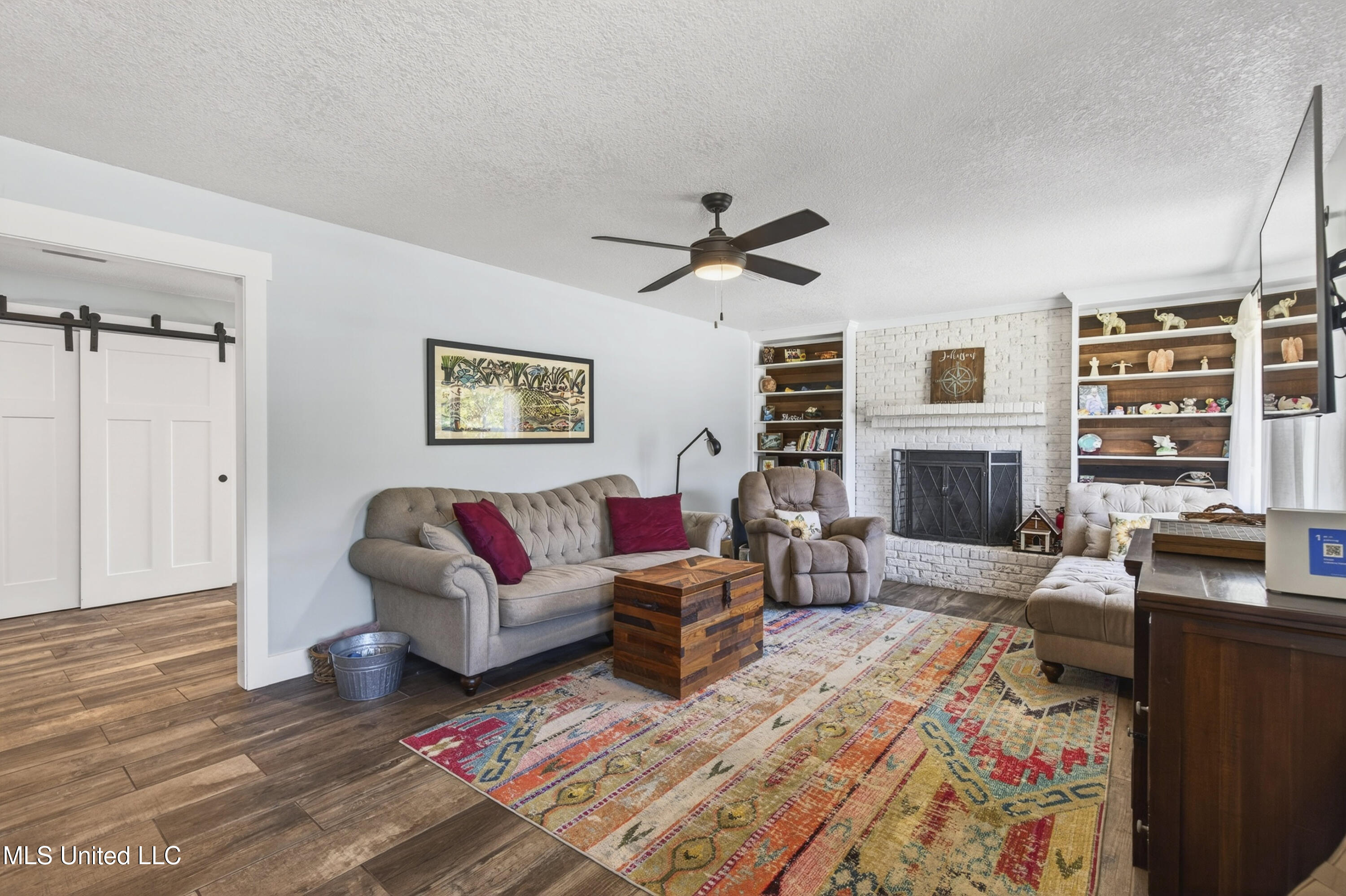 296 Holcomb Boulevard Ocean Springs, MS 39564 - Photo 4 of 36 Living room
