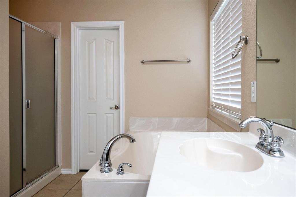 7607 Yearling Way Arlington, TX 76002 - Photo 12 of 25 a bathroom with a sink and mirror