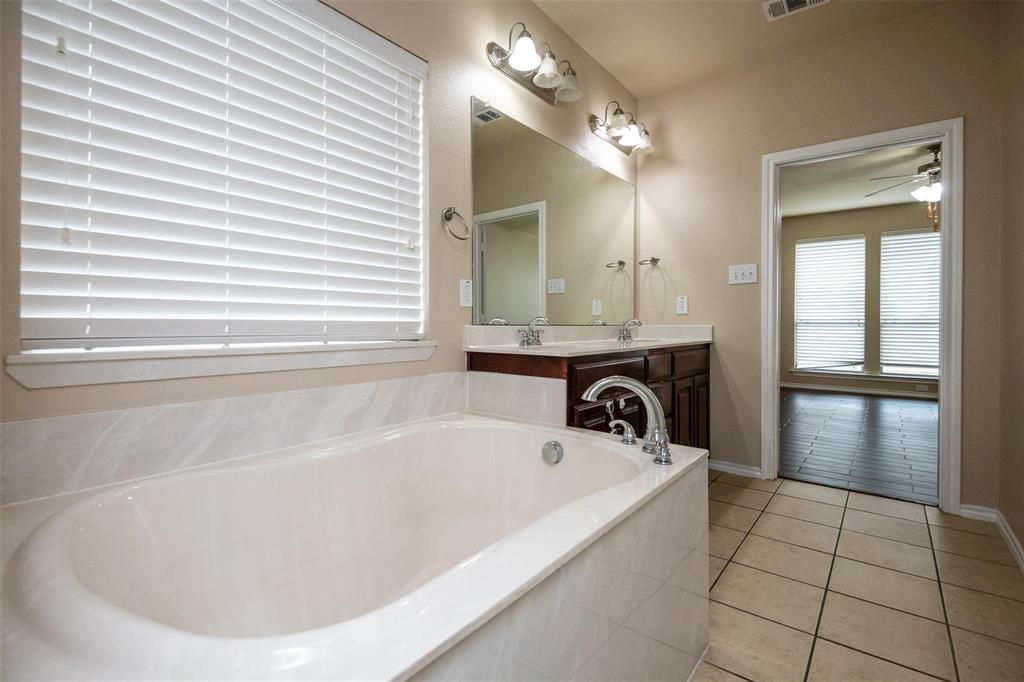 7607 Yearling Way Arlington, TX 76002 - Photo 13 of 25 a bathroom with a bathtub and a sink
