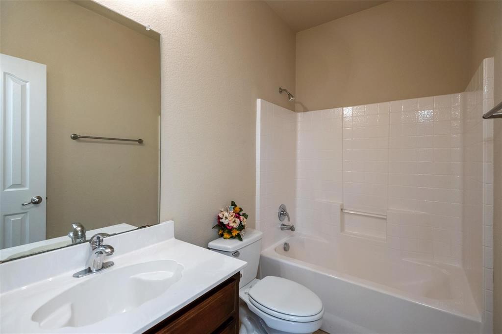 7607 Yearling Way Arlington, TX 76002 - Photo 20 of 25 a bathroom with a sink toilet and bathtub