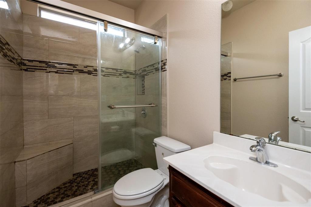 7607 Yearling Way Arlington, TX 76002 - Photo 6 of 25 a bathroom with a sink toilet and shower