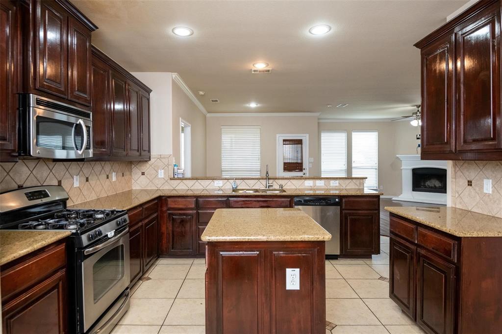 7607 Yearling Way Arlington, TX 76002 - Photo 7 of 25 a kitchen with a sink stove top oven and microwave
