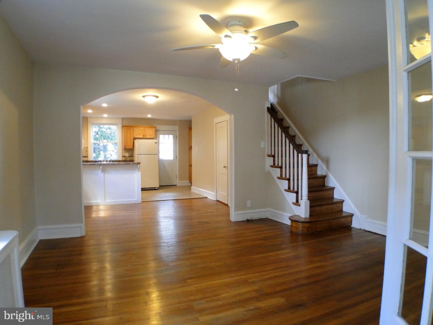 222 Heather Road Upper Darby, PA 19082 - Photo 5 of 25 Living Room