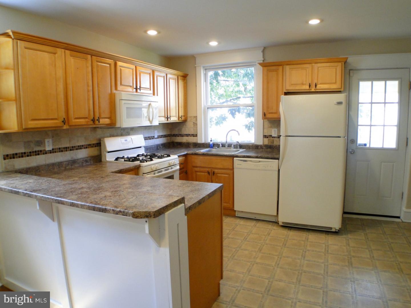 222 Heather Road Upper Darby, PA 19082 - Photo 10 of 25 Kitchen