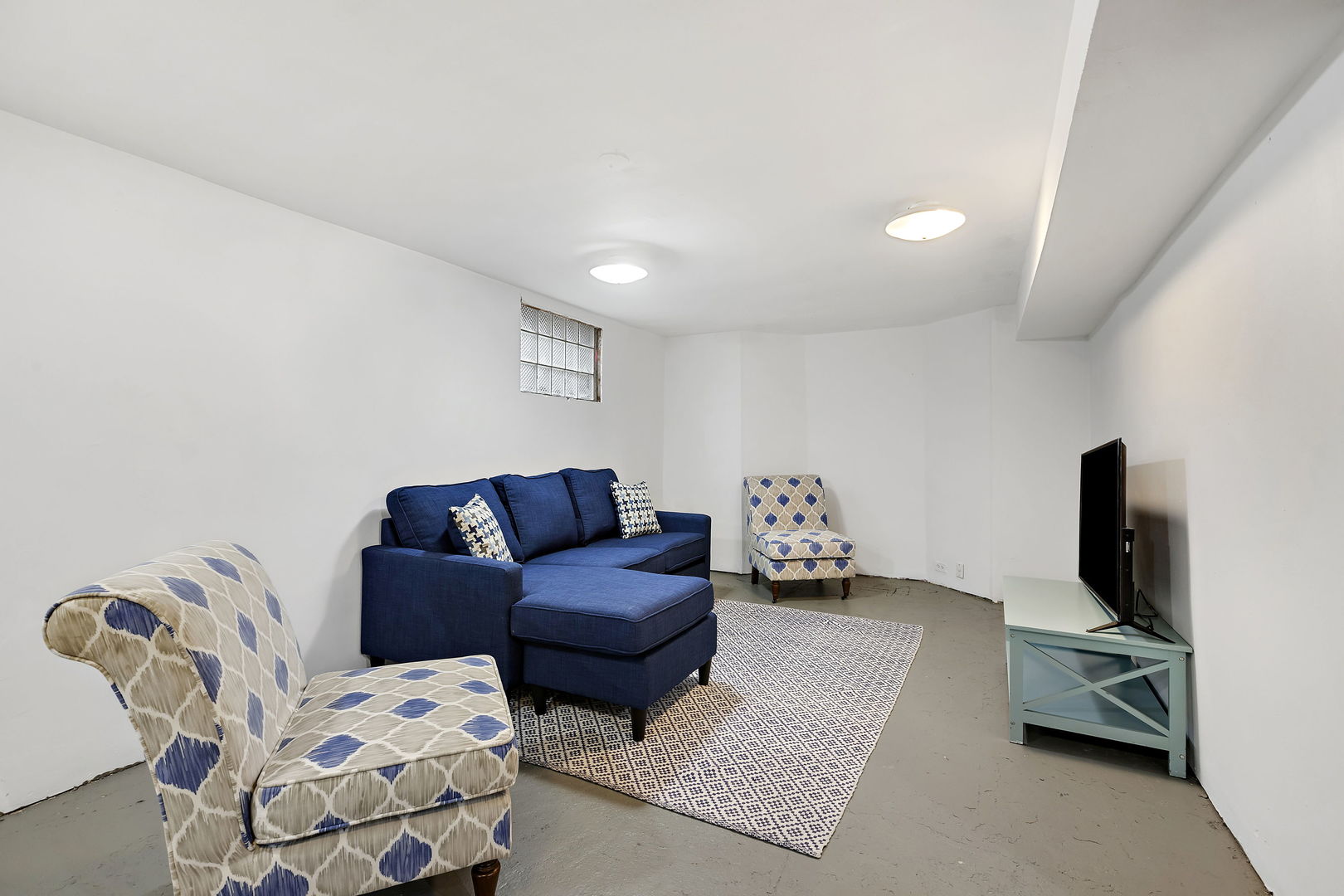 619 Forest Road Glenview, IL 60025 - Photo 24 of 28 a living room with furniture and a flat screen tv