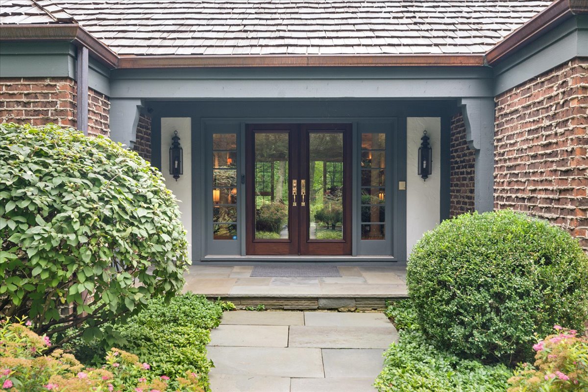 1213 Turicum Road Lake Forest, IL 60045 - Photo 3 of 59 a front view of a house