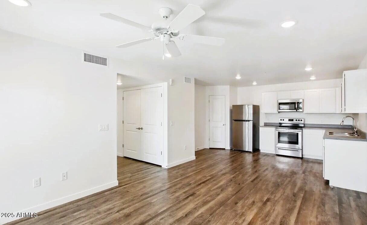 12945 West Greenway Road, Unit 36 El Mirage, AZ 85335 - Photo 4 of 10 GREAT ROOM and kitchen