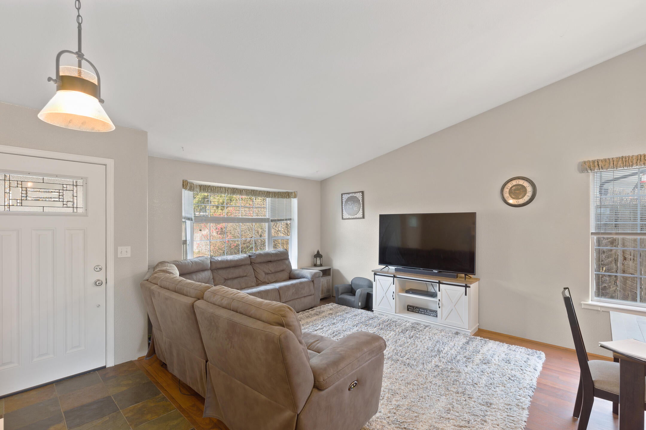 3070 Delta Waters Road Medford, OR 97504 - Photo 8 of 28 Living Room