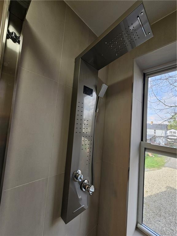 515 Connecticut Avenue Rochester, PA 15074 - Photo 11 of 20 a close view of a bathroom