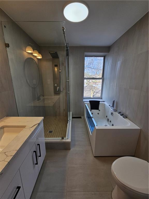 515 Connecticut Avenue Rochester, PA 15074 - Photo 17 of 20 a bathroom with a tub sink and mirror