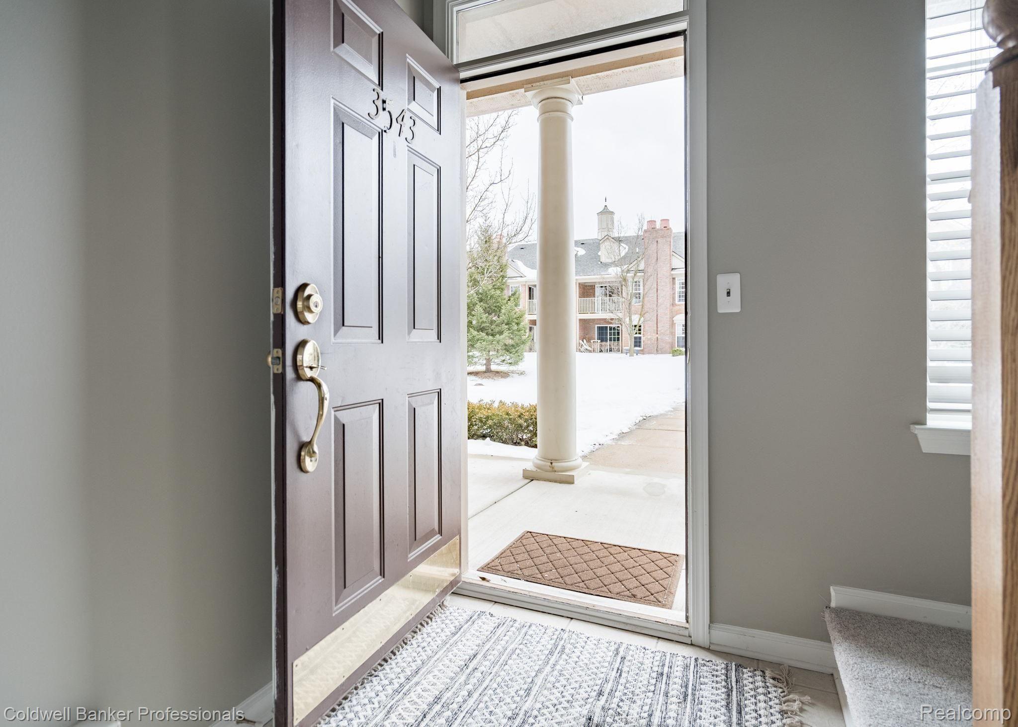 3543 Oakmonte Boulevard Rochester, MI 48306 - Photo 4 of 26 Bright entrance