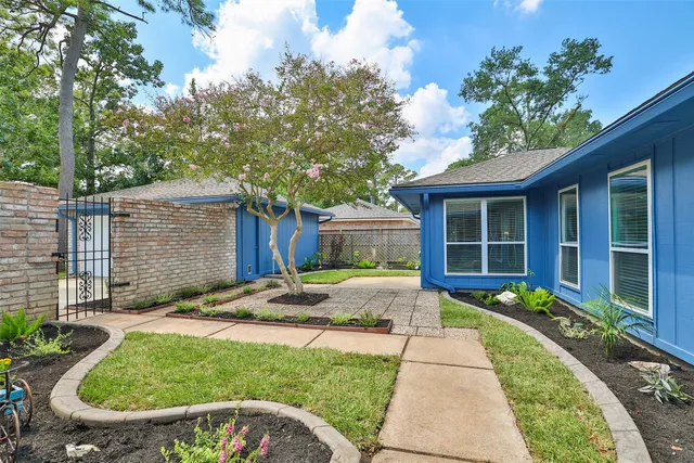 a view of a house with backyard