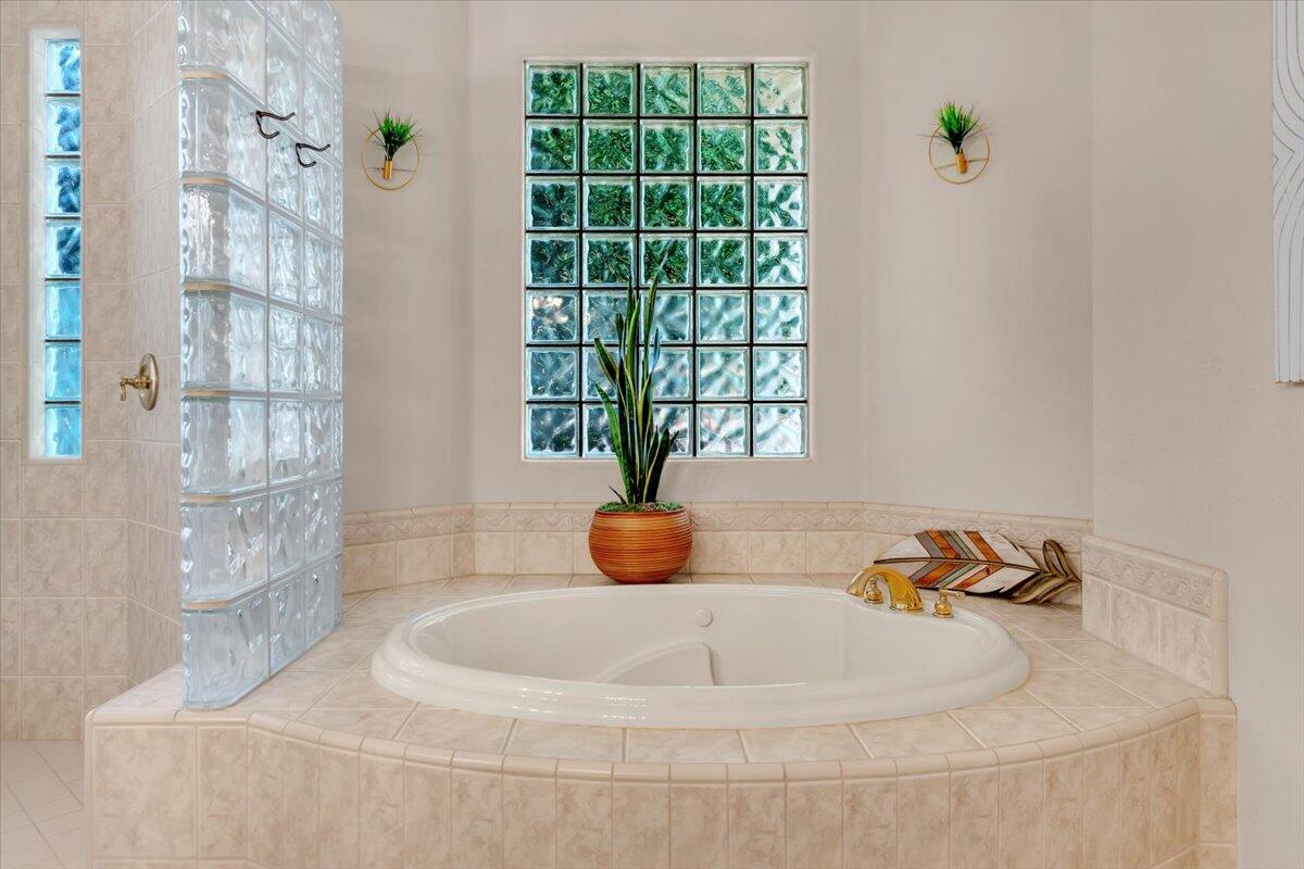 6681 Riverside Drive Redding, CA 96001 - Photo 51 of 124 a bathroom with a tub and window