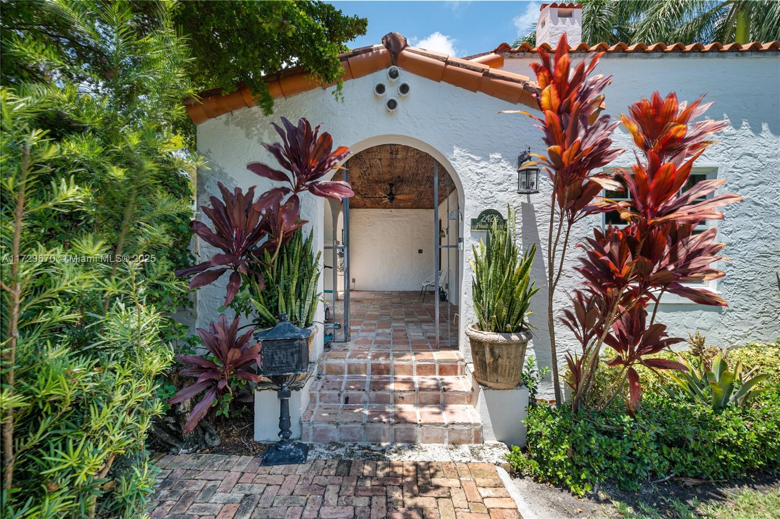 2424 Prairie Avenue Miami Beach, FL 33140 - Photo 5 of 28