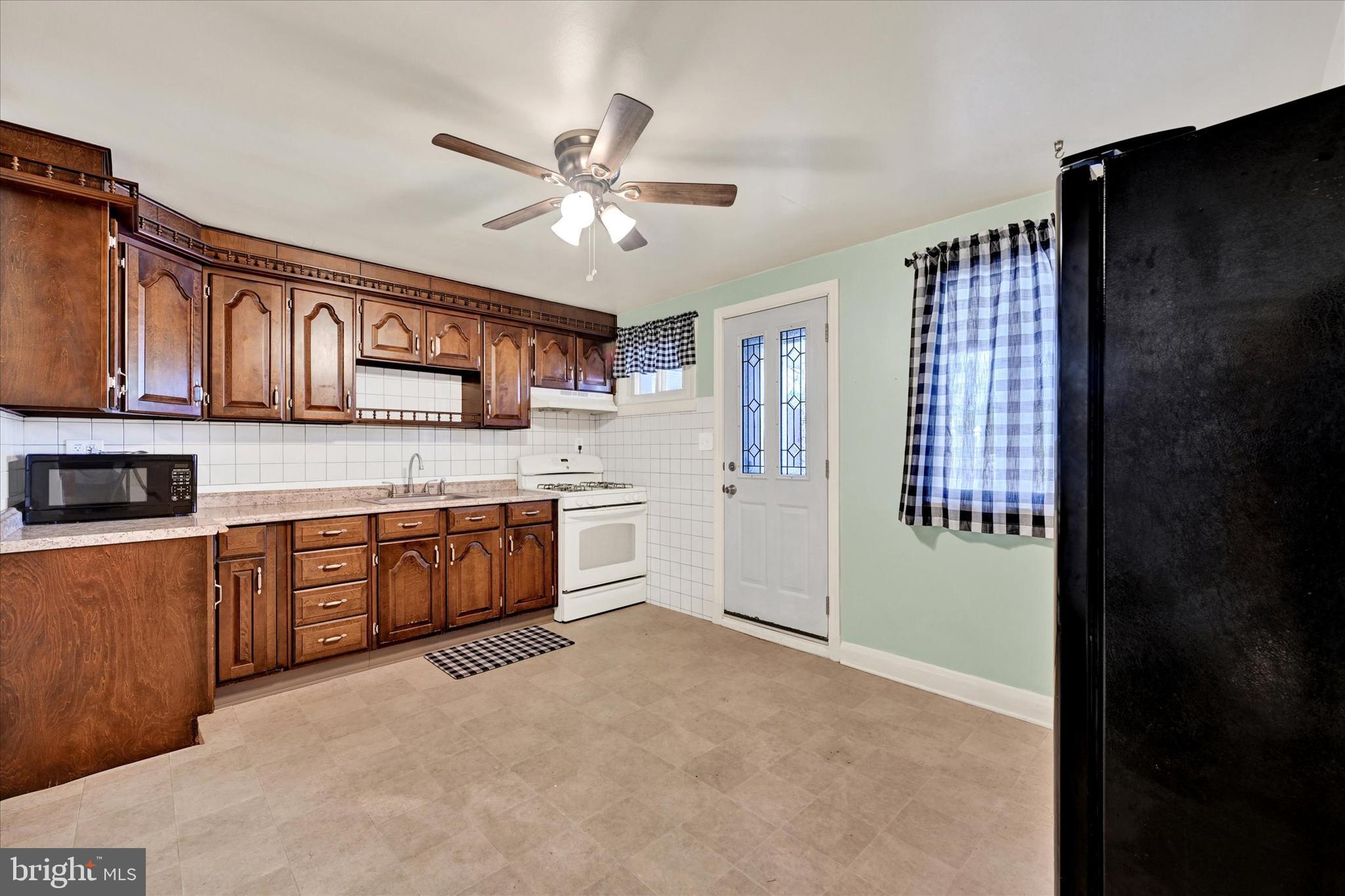 1939 Searles Road Dundalk, MD 21222 - Photo 3 of 23 Kitchen