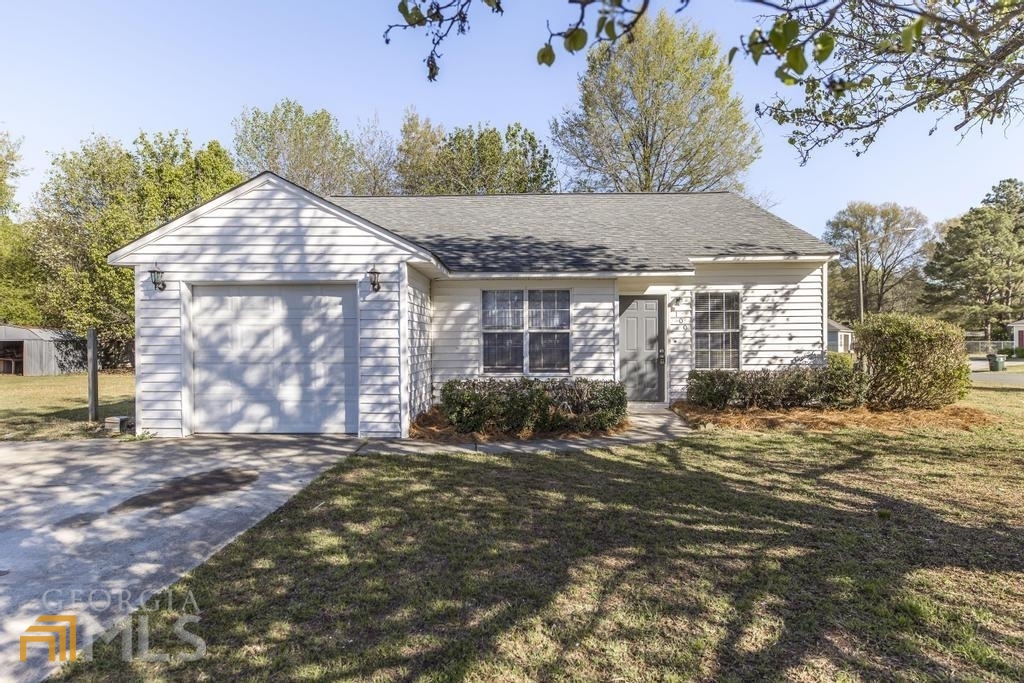 100 Mauldon Court Warner Robins, GA 31093 - Photo 1 of 1 a view of a house with a yard