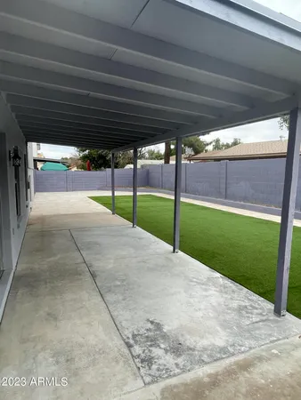 a view of a backyard