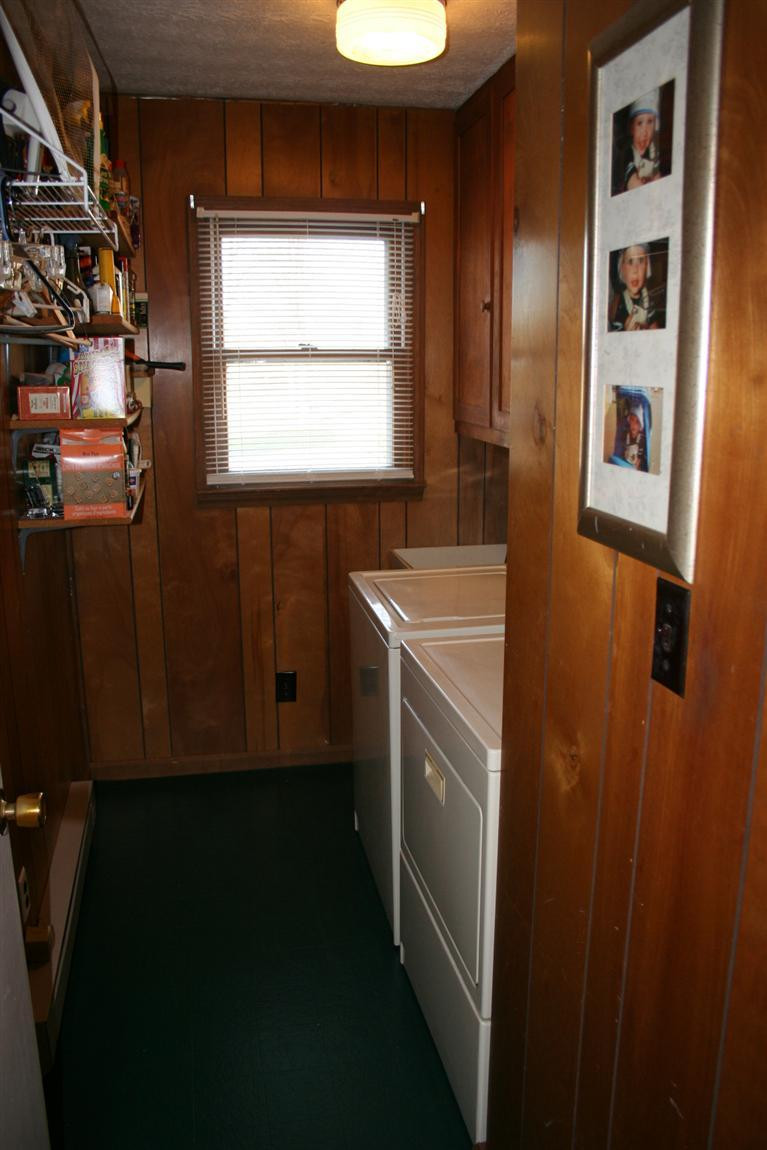 3435 Ecton Road Winchester, KY 40391 - Photo 20 of 28 Nice sized laundry room and sink!