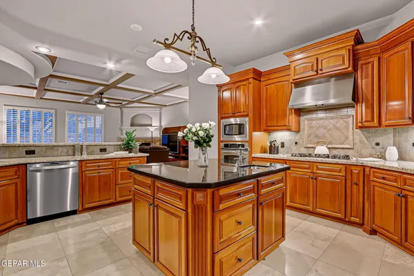 $799,999 | 5512 Woodfield Drive, El Paso, TX 79932