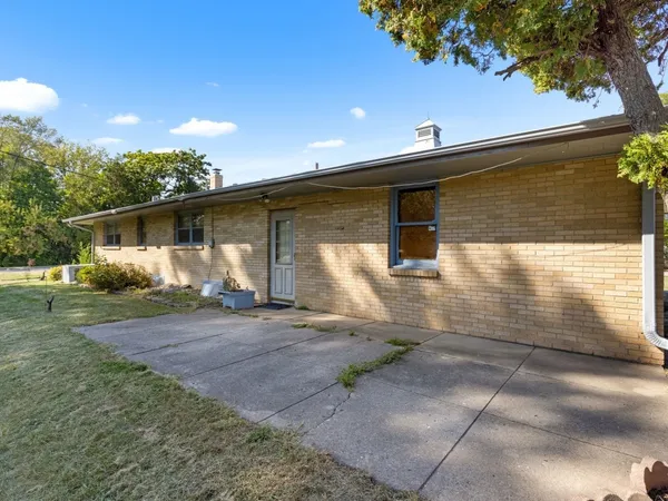 $2,400 | 2916 School Street, Rockford, IL 61101