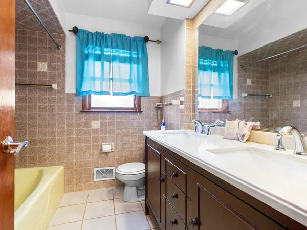 $2,400 | 2916 School Street, Rockford, IL 61101