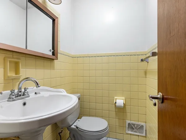 $2,400 | 2916 School Street, Rockford, IL 61101