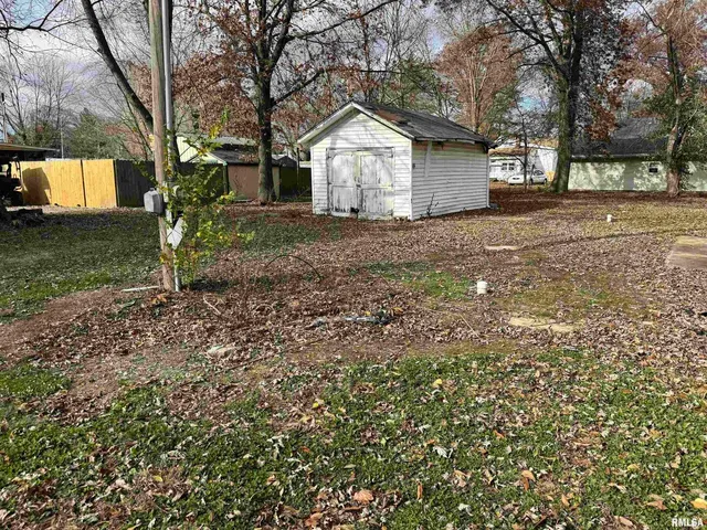 $8,000 | 602 West 3rd Street, Flora, IL 62839