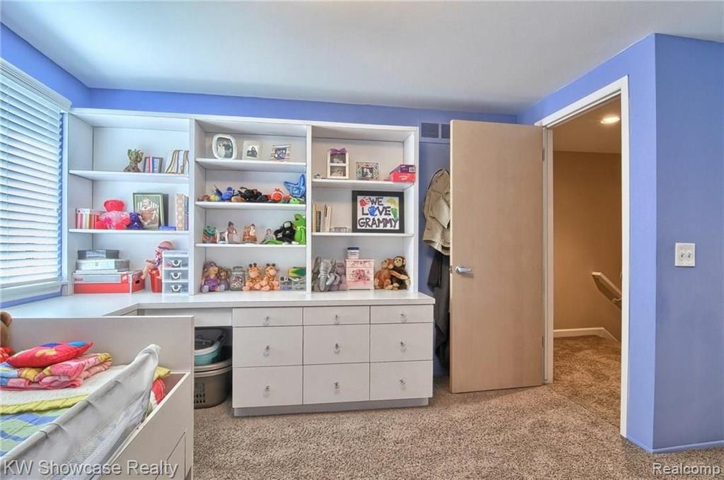 30654 High Valley Road Farmington Hills, MI 48331 - Photo 27 of 43