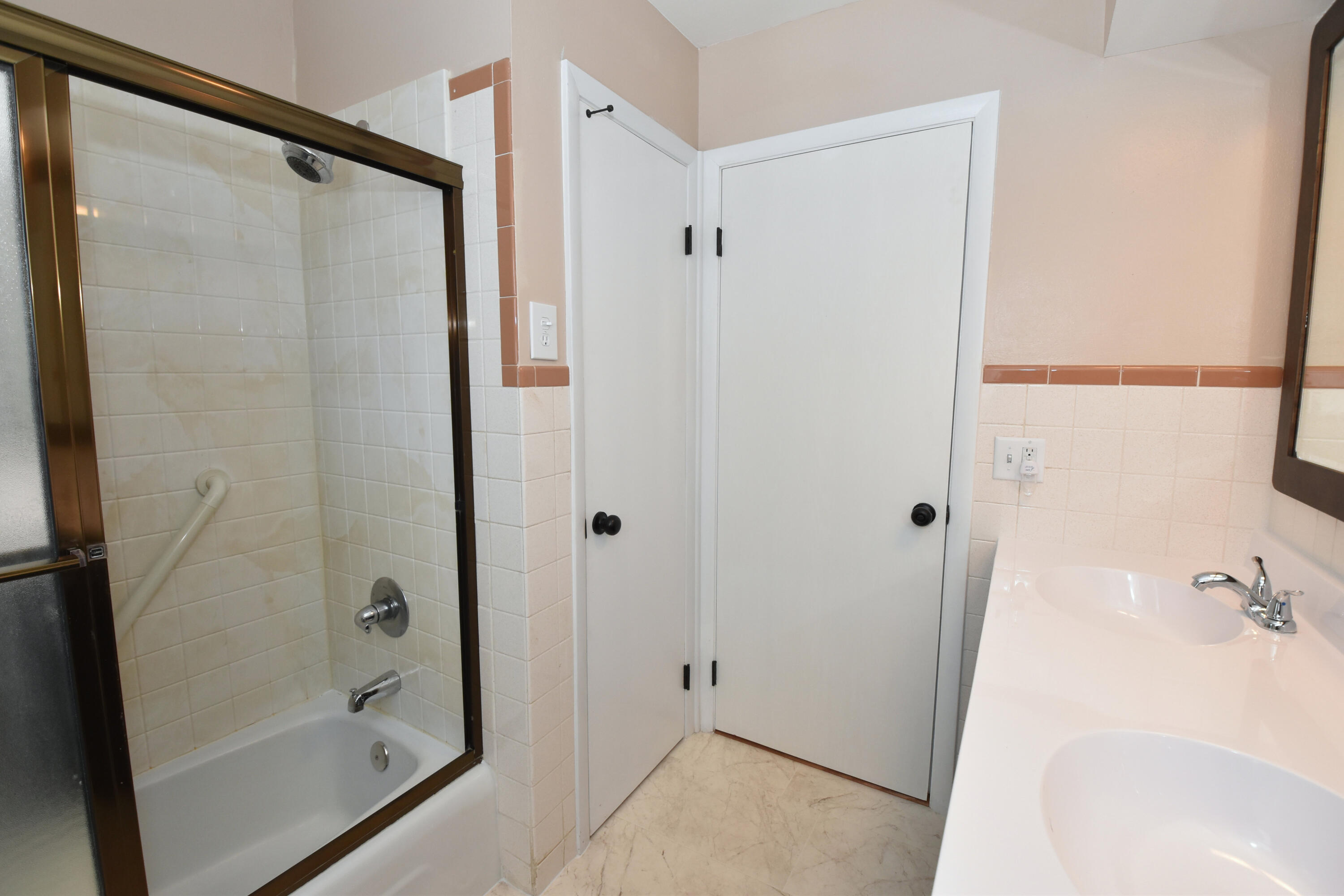 W234N7604 Woodside Road Sussex, WI 53089 - Photo 20 of 54 Bathroom