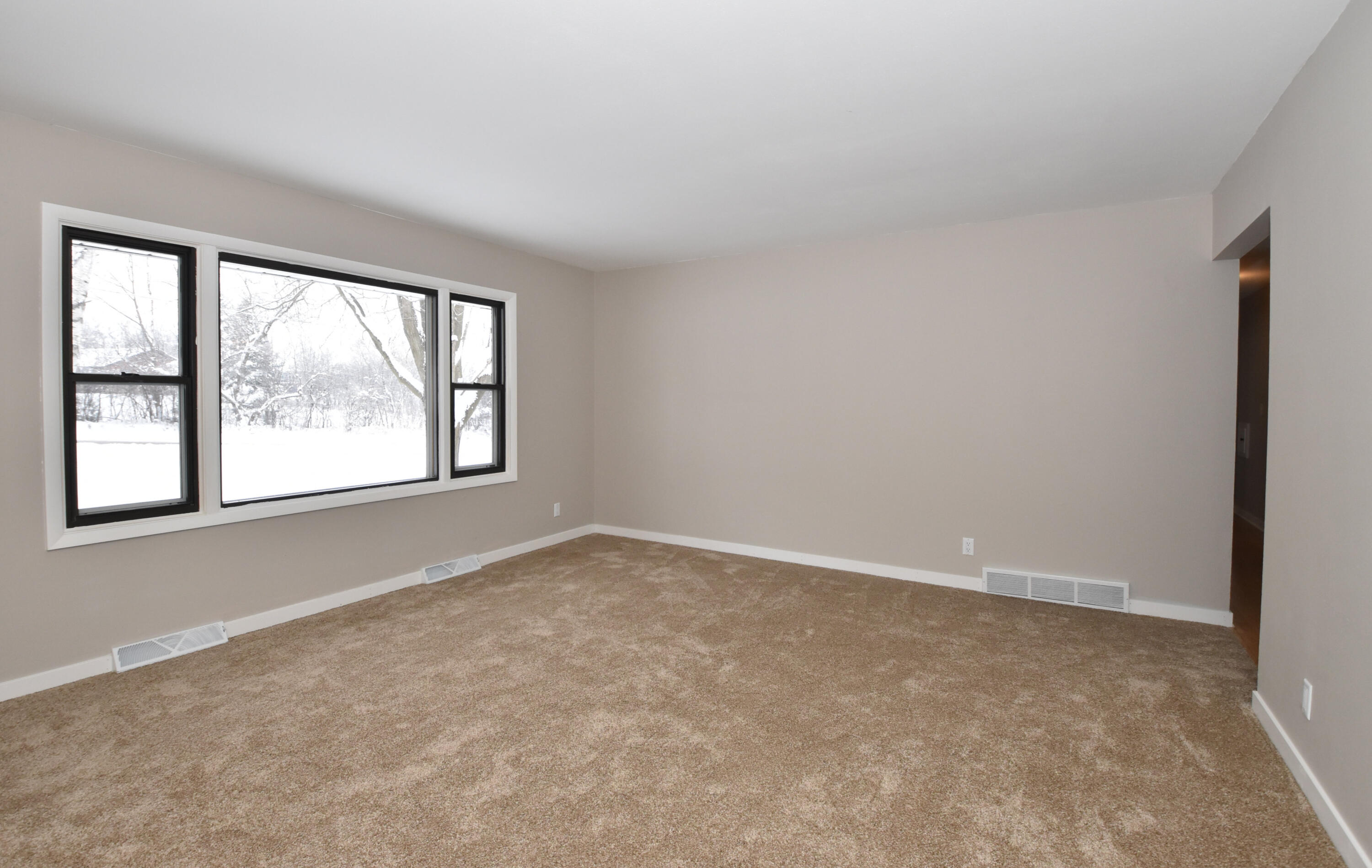 W234N7604 Woodside Road Sussex, WI 53089 - Photo 6 of 54 Living room