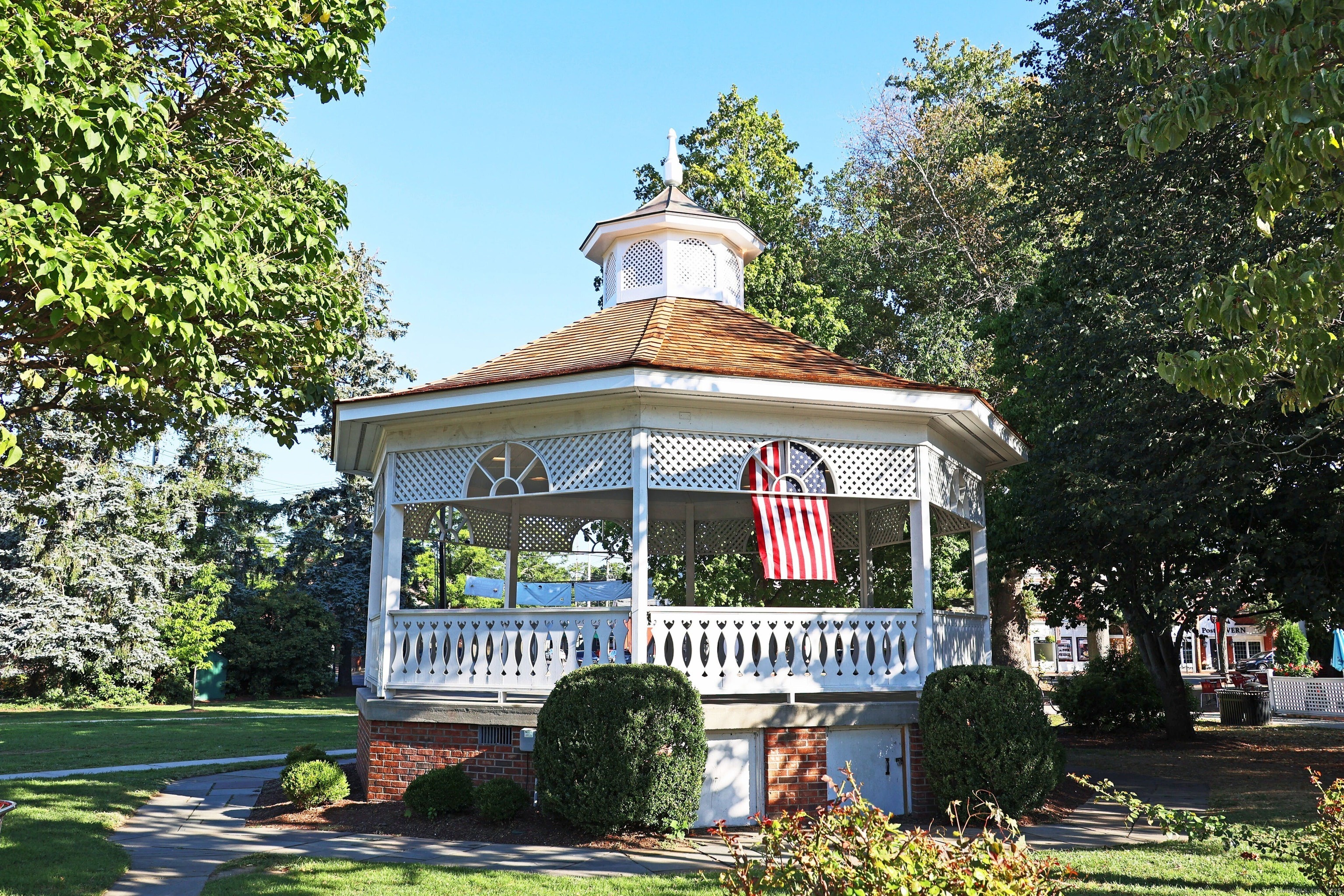 972 South Pine Creek Road, Unit 972 Fairfield, CT 06824 - Photo 33 of 37 a front view of a house with garden