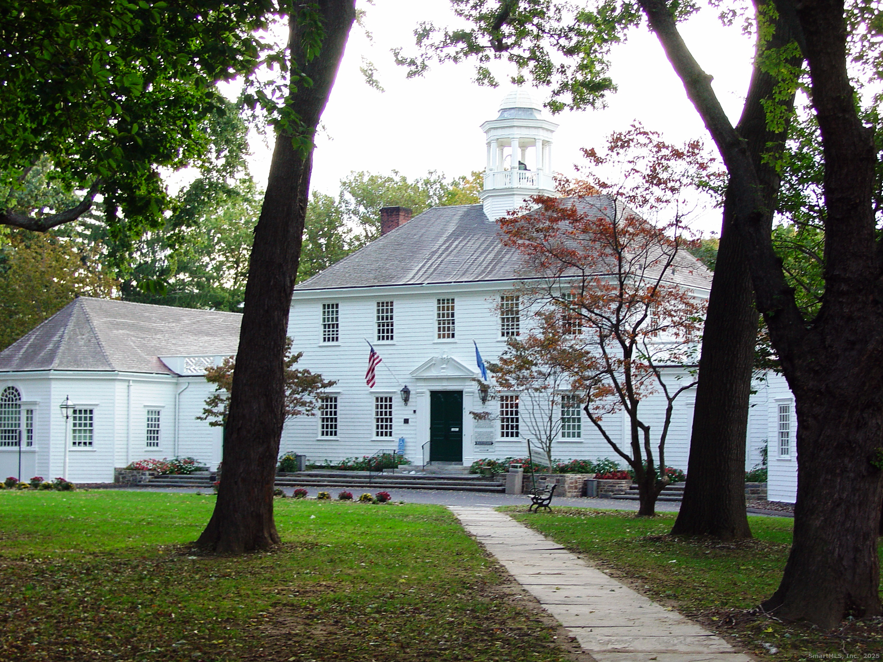 972 South Pine Creek Road, Unit 972 Fairfield, CT 06824 - Photo 37 of 37 a front view of a house with garden