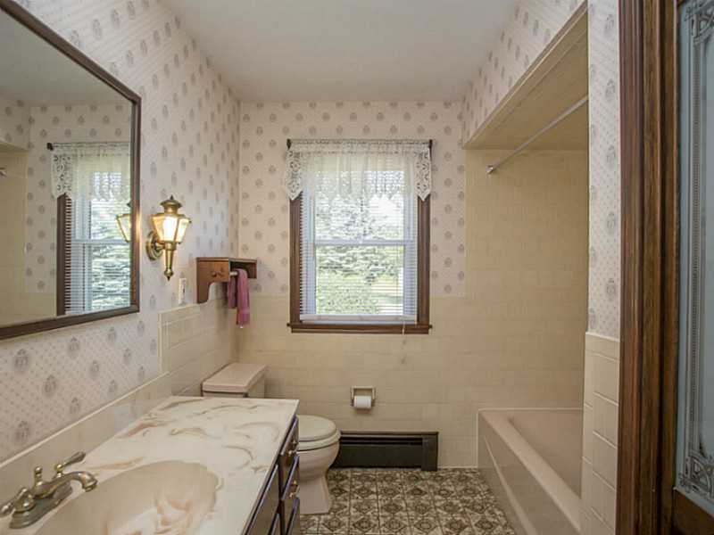 70 Robin Road Portsmouth, RI 02871 - Photo 15 of 22 Bathroom.