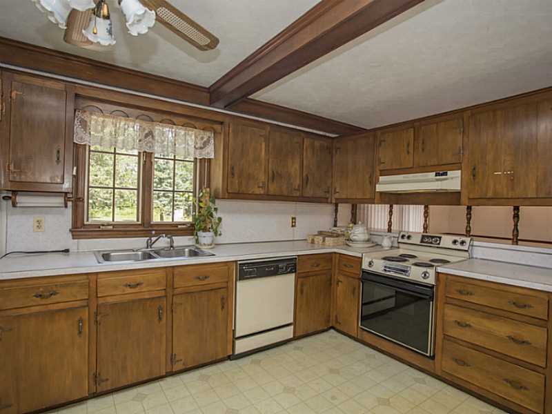 70 Robin Road Portsmouth, RI 02871 - Photo 17 of 22 Kitchen.