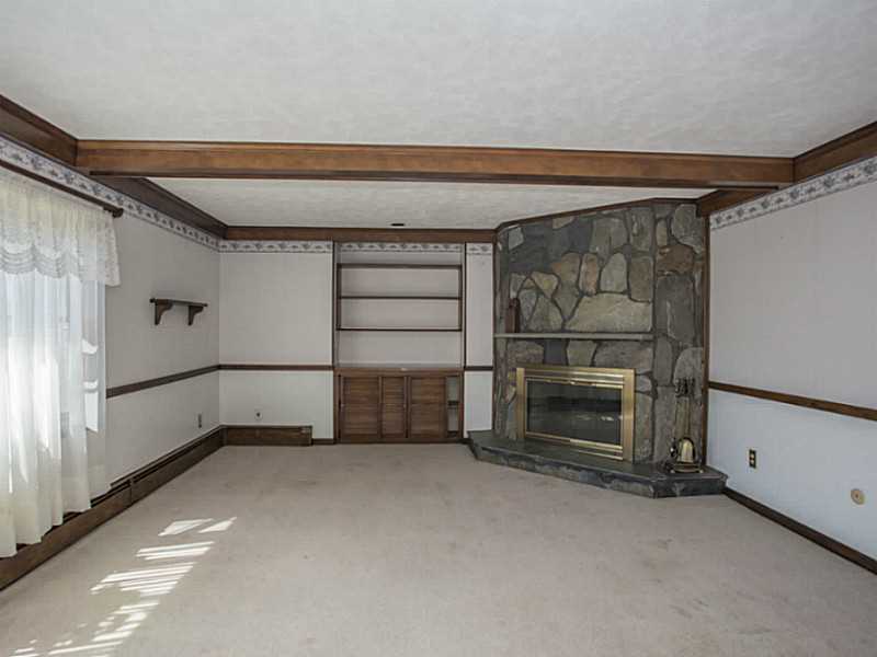 70 Robin Road Portsmouth, RI 02871 - Photo 7 of 22 Living Room.