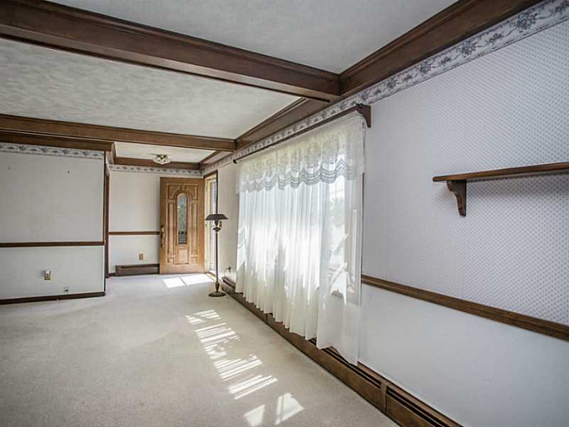 70 Robin Road Portsmouth, RI 02871 - Photo 8 of 22 Living Room.