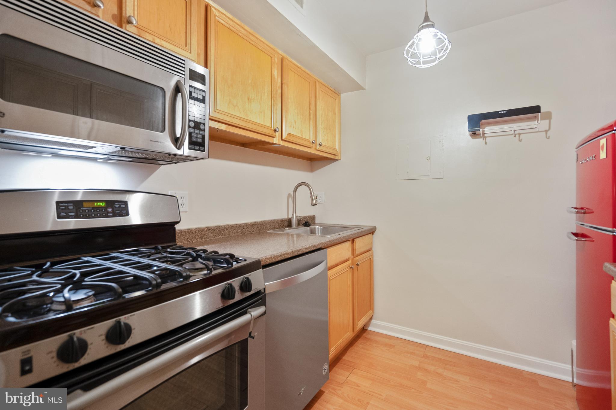 11609 Vantage Hill Road, Unit 1A Reston, VA 20190 - Photo 22 of 63 Gas Cooking!
