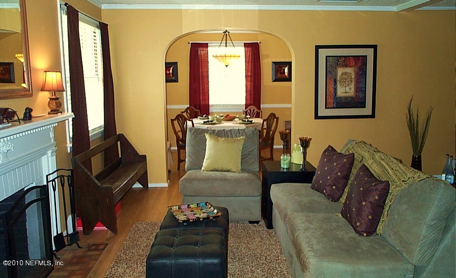 Formal LR with fireplace/DR