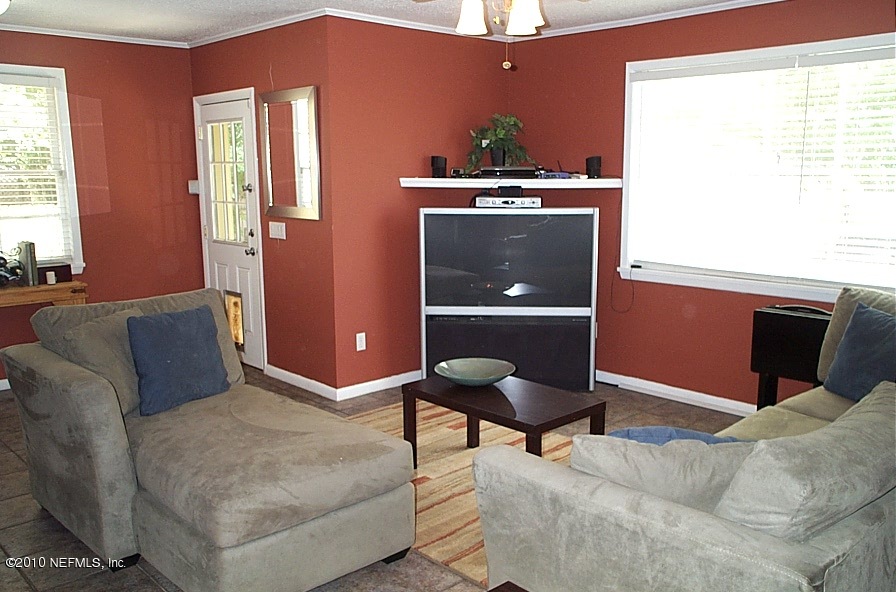 2167 Larchmont Road Jacksonville, FL 32207 - Photo 10 of 20 Large Family Room