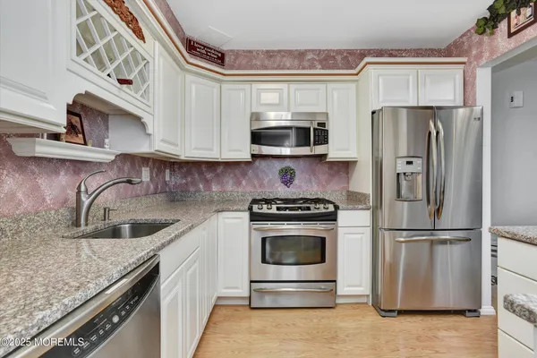 $3,950 | 14 Hialeah, West Long Branch, NJ 07764