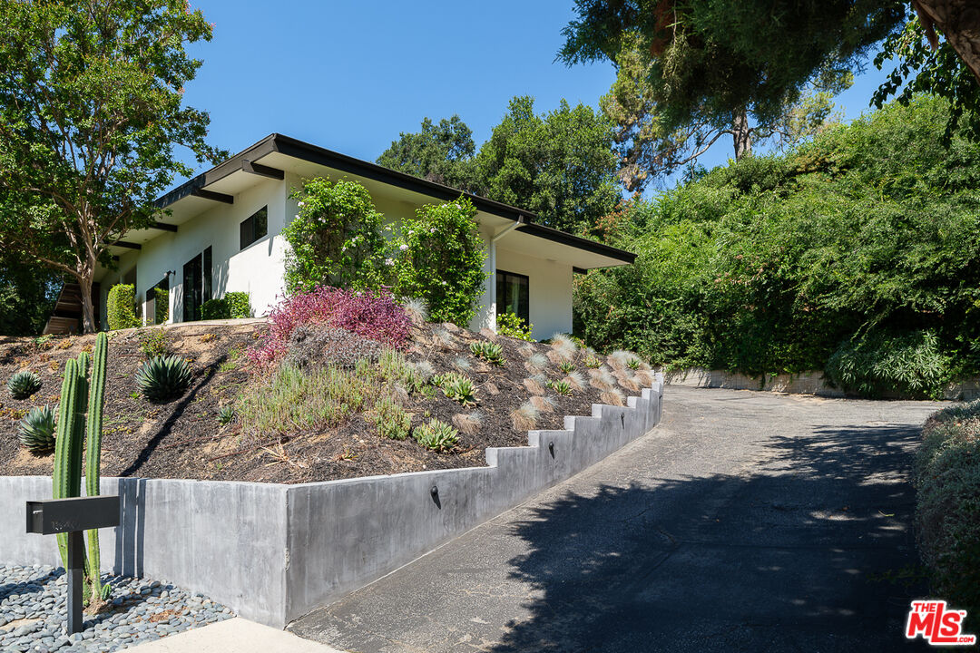 1540 Lancashire Place Pasadena, CA 91103 - Photo 30 of 31 a front view of a house with garden