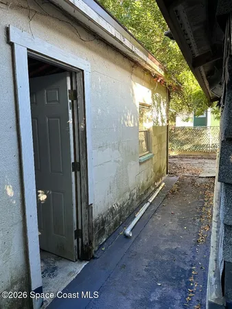 a view of a entrance gate of the house