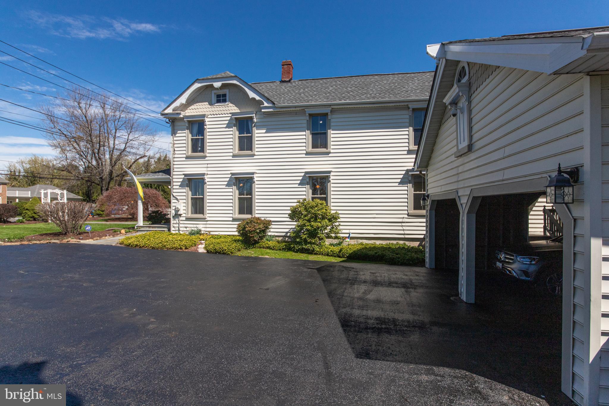 Spacious Driveway Accommodates Multiple Cars