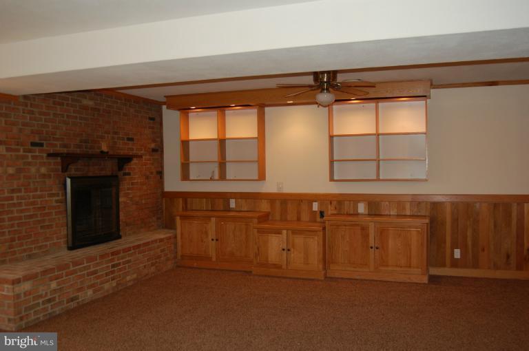 11689 Cemetery Road Bealeton, VA 22712 - Photo 5 of 30 Family Room
