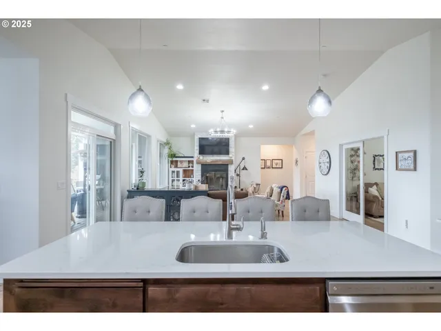 $875,000 | 3777 Meeko Lane Southeast, Turner, OR 97392