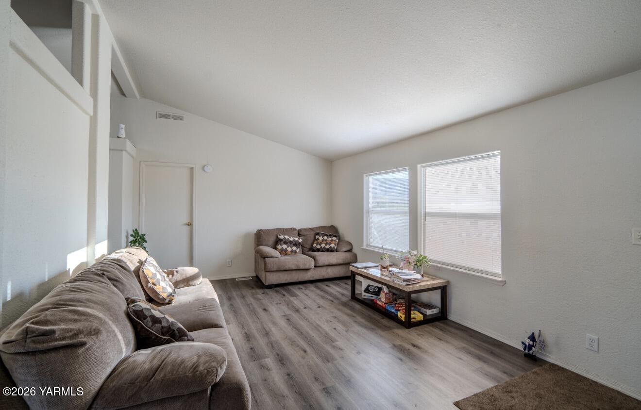 2802 South 5th Avenue, Unit 15 Union Gap, WA 98903 - Photo 5 of 27 IMG_8650