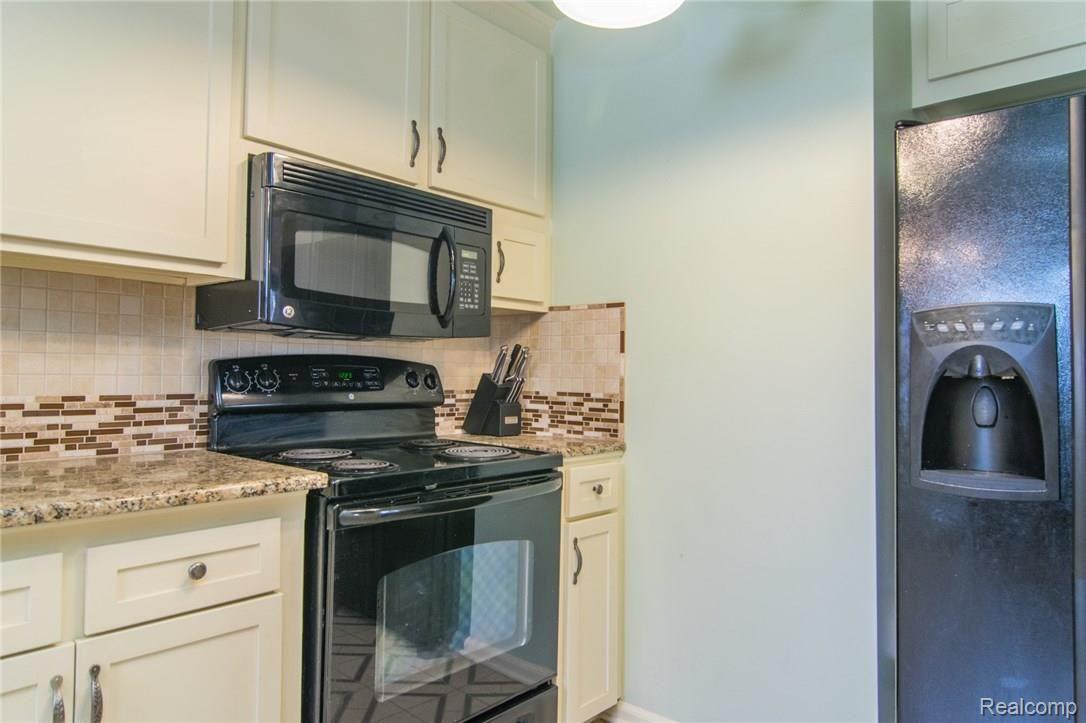 1340 Hampton Road Mount Clemens, MI 48043 - Photo 11 of 39 DSC_1030.jpg