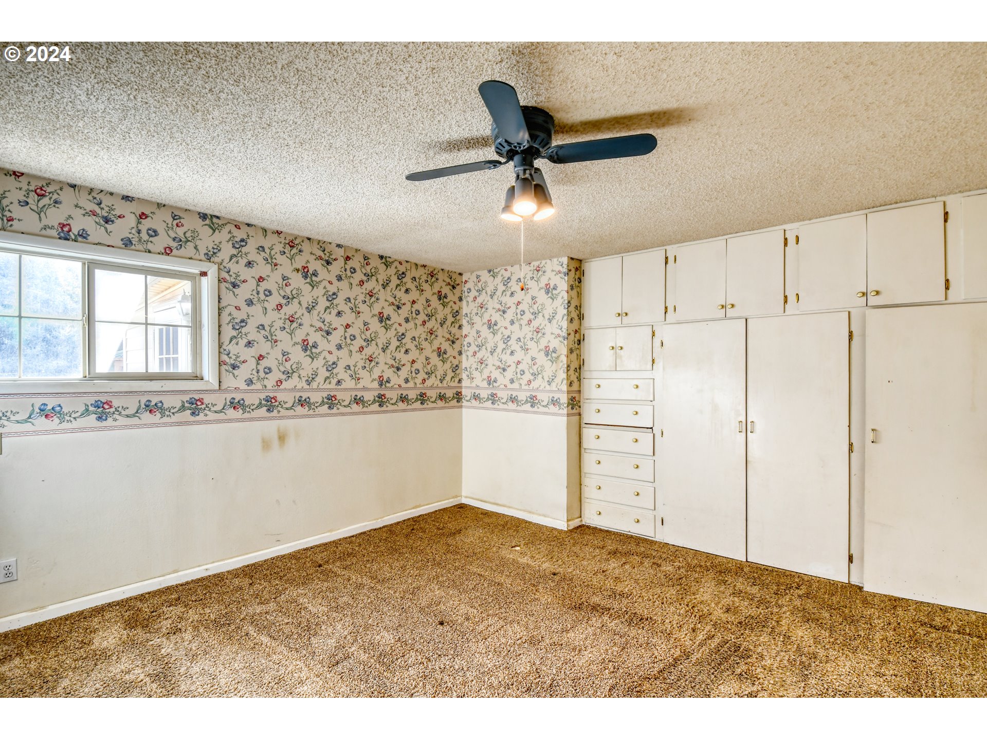 3810 Northeast Riverside Avenue Pendleton, OR 97801 - Photo 18 of 45 a view of empty room with wooden floor and fan